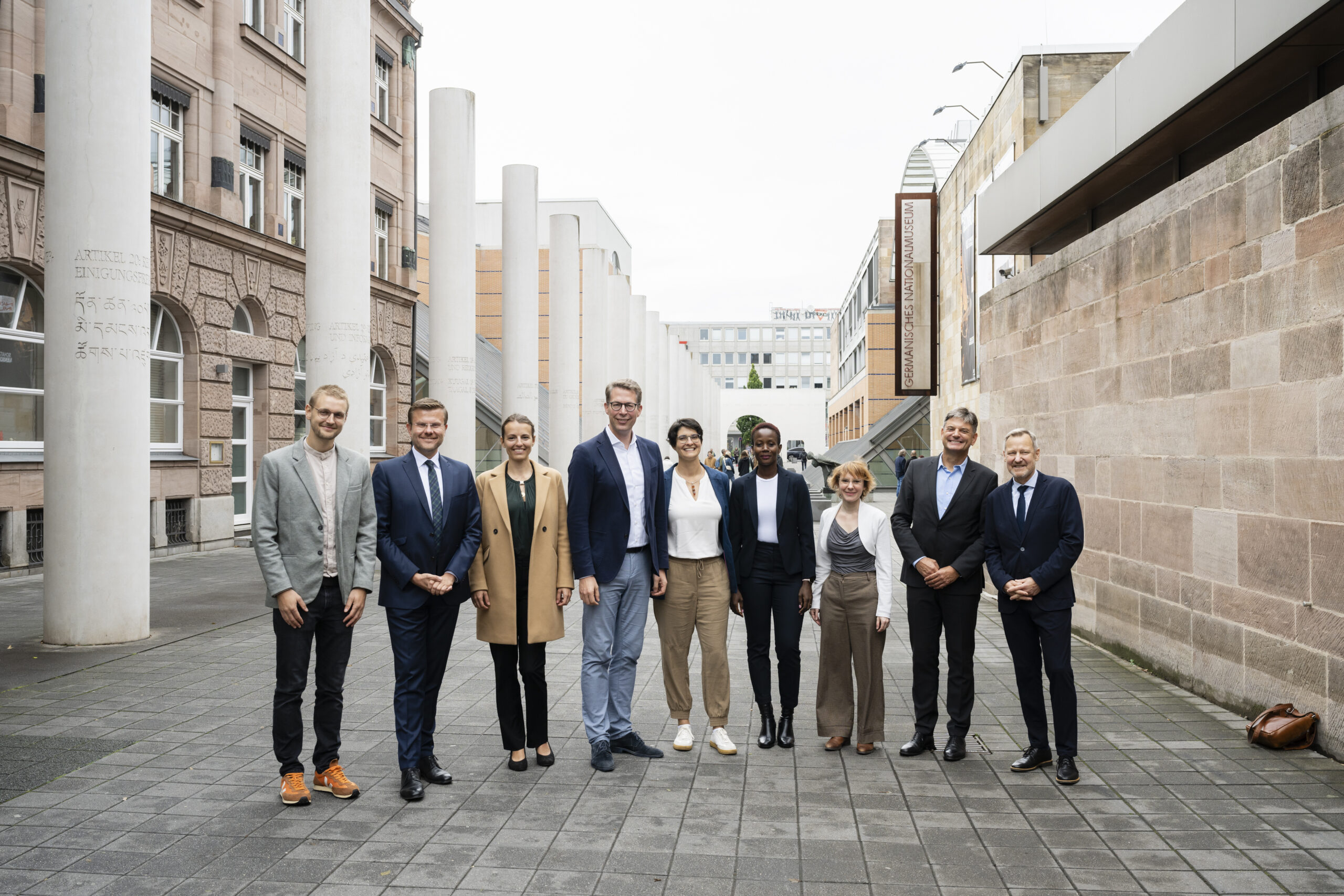 People standing the street of human rights in Nuremberg: Jakob Nehls (FAU), Nuremberg’s mayor Marcus König, Dr. Janina Heaphy (FAU), Minister of Science Markus Blume, Prof. Dr. Anusche Farahat, co-spokesperson of the new Human Rights Research Center at FAU, Aneth Lwakatare-Thumm (FAU), Janina Stürner (FAU), FAU president Prof. Dr. Joachim Hornegger and Prof. Michael Krennerich, the center’s academic director.