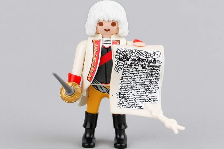 FAU’s 280th birthday: Win a big PLAYMOBIL Margrave!