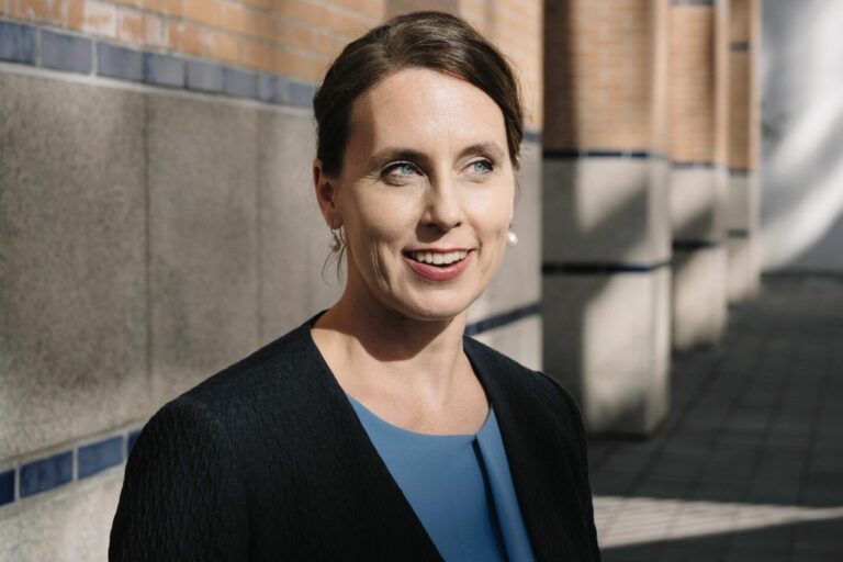 Talking, presenting arguments, debating