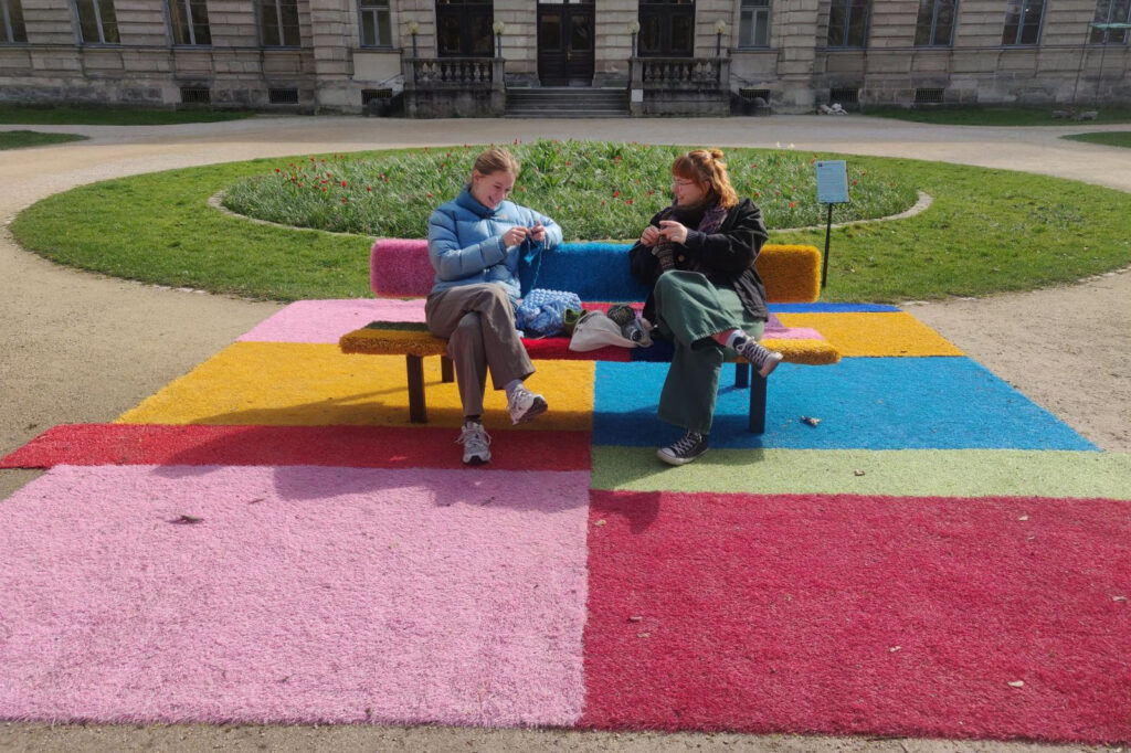Artwork of Exhibition "Beyond Boundaries" in the Erlangen Schlossgarten. (Image: FAU/Gerlitz)