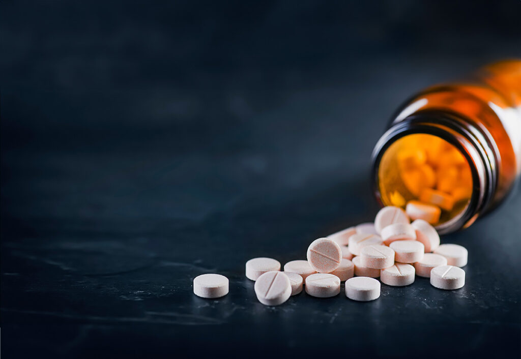 Picture of a bottle with pills, to visualiize the FAU research work on drug substitution