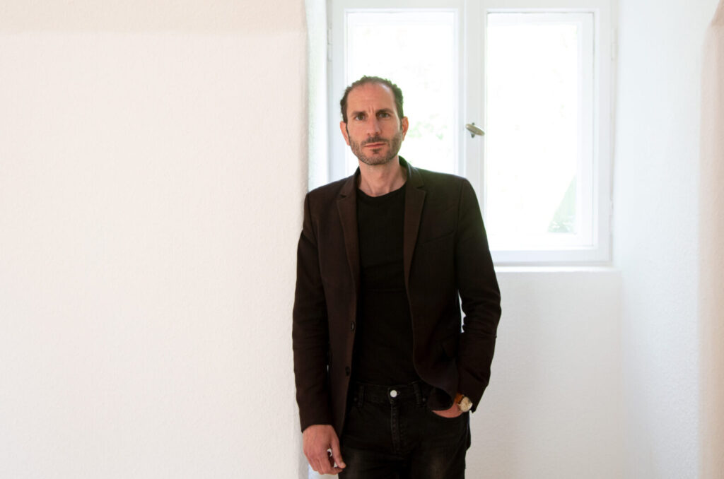 Prof. Dr. Giovanni Maltese vor einem Fenster.