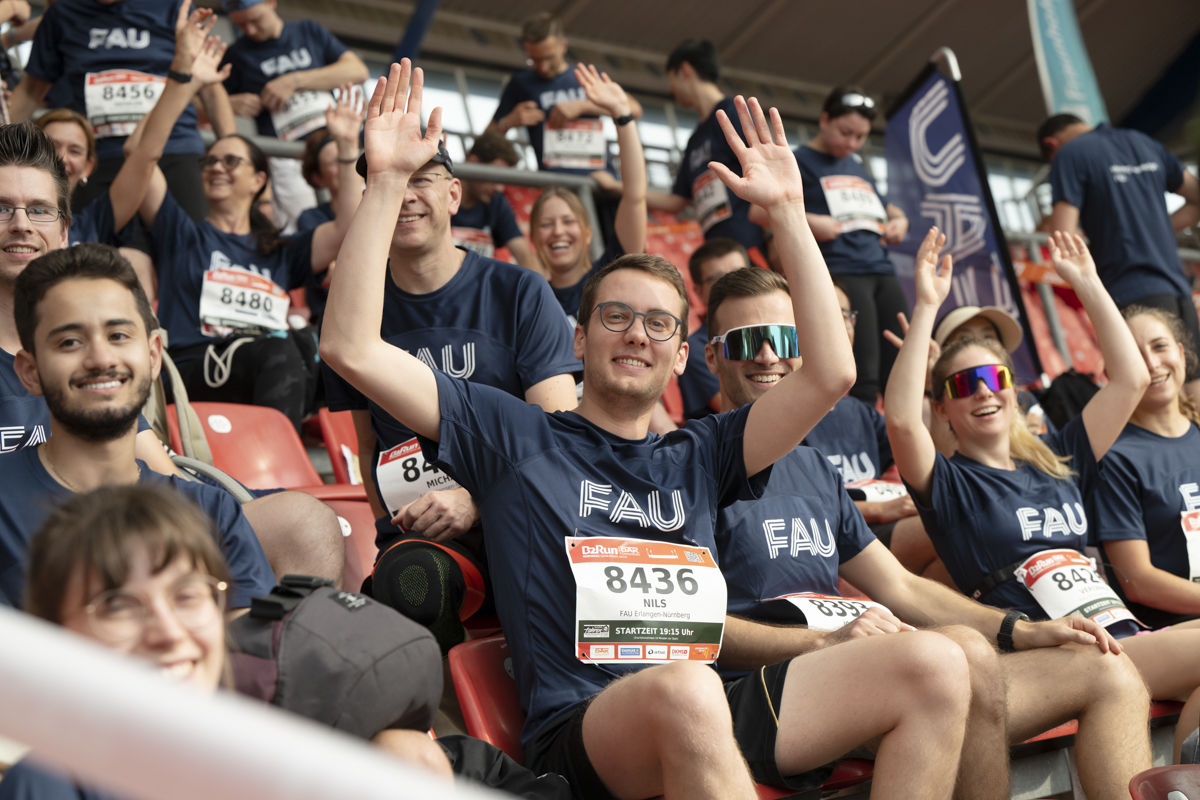 The FAU running team waiting at the B2Run in Nürnberg, posing for the camera.