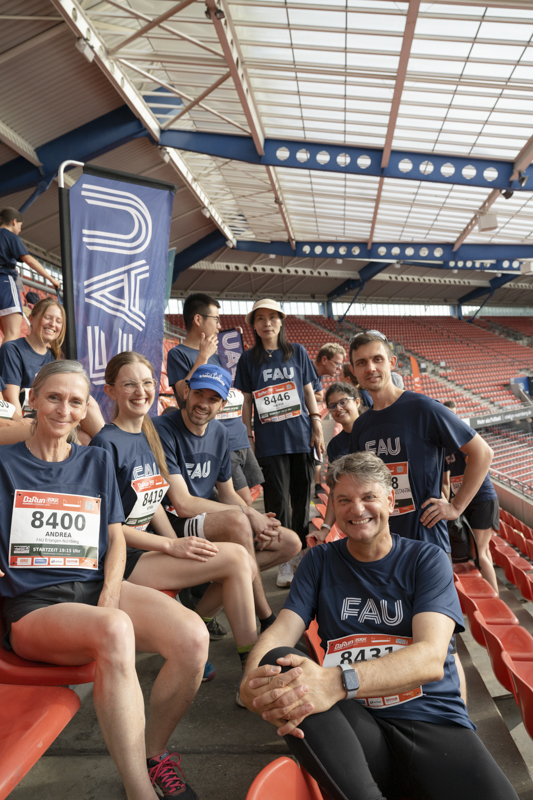 FAU President Prof. Dr. Joachim Hornegger posing in a picture with some of the FAU runners.