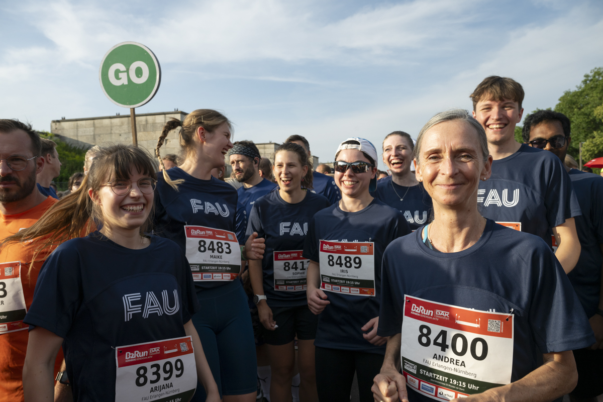FAU Vice President of Education Prof. Dr. Andrea Bréard together with some of the other FAU runners.