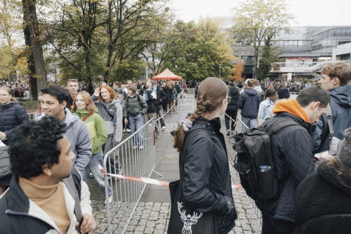 Students at the first semester welcome event of the Friedrich-Alexander-Universität Erlangen-Nürnberg 2024 in Erlangen