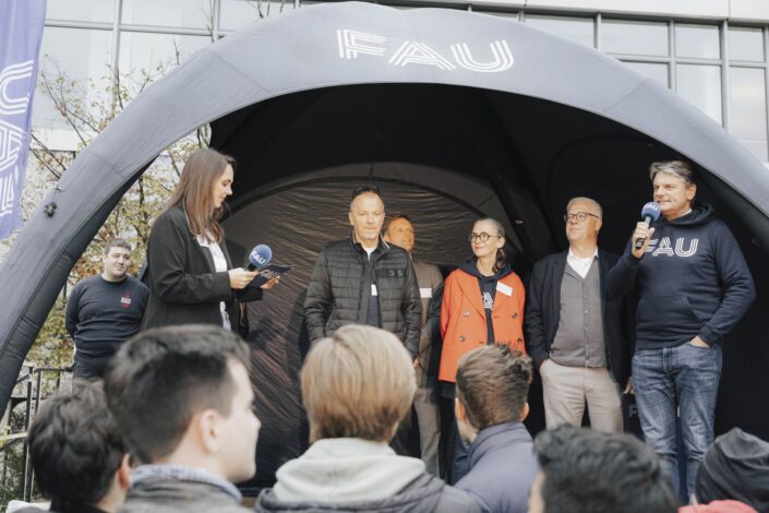 People at the first semester welcome event of the Friedrich-Alexander-Universität Erlangen-Nürnberg 2024 in Erlangen