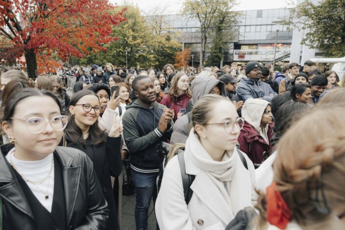 Students at the first semester welcome event of the Friedrich-Alexander-Universität Erlangen-Nürnberg 2024 in Erlangen