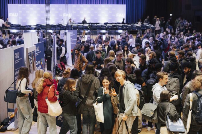 Students at the first semester welcome event of the Friedrich-Alexander-Universität Erlangen-Nürnberg 2024 in Erlangen