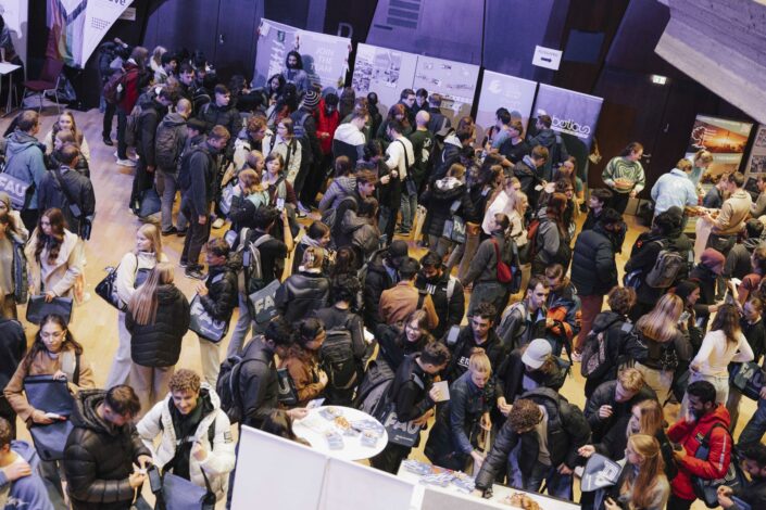 Students at the first semester welcome event of the Friedrich-Alexander-Universität Erlangen-Nürnberg 2024 in Erlangen