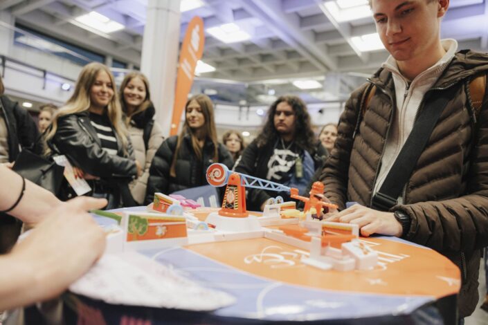 Students at the first semester welcome event of the Friedrich-Alexander-Universität Erlangen-Nürnberg 2024 in Erlangen