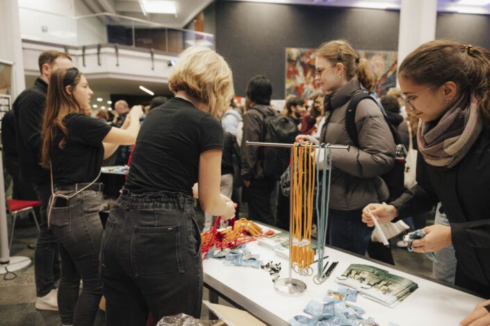 Students at the first semester welcome event of the Friedrich-Alexander-Universität Erlangen-Nürnberg 2024 in Erlangen