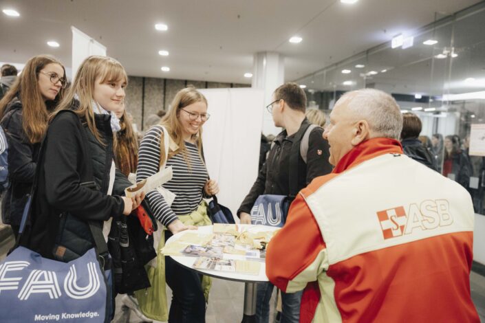 Students at the first semester welcome event of the Friedrich-Alexander-Universität Erlangen-Nürnberg 2024 in Erlangen