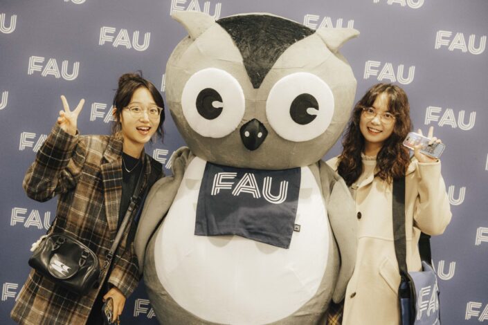 Students at the first semester welcome event of the Friedrich-Alexander-Universität Erlangen-Nürnberg 2024 in Erlangen