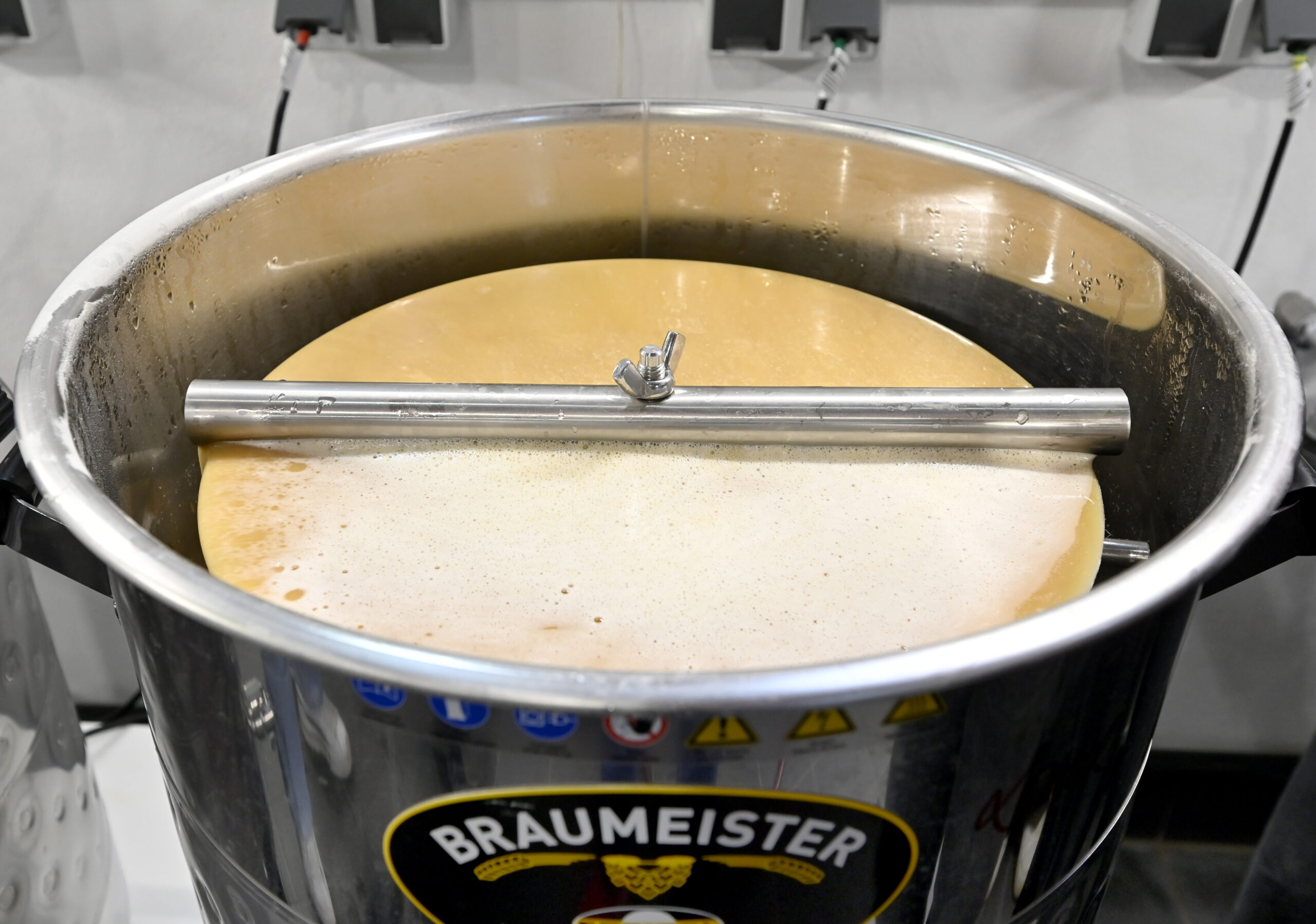The mash is stirred in the Braumeister.