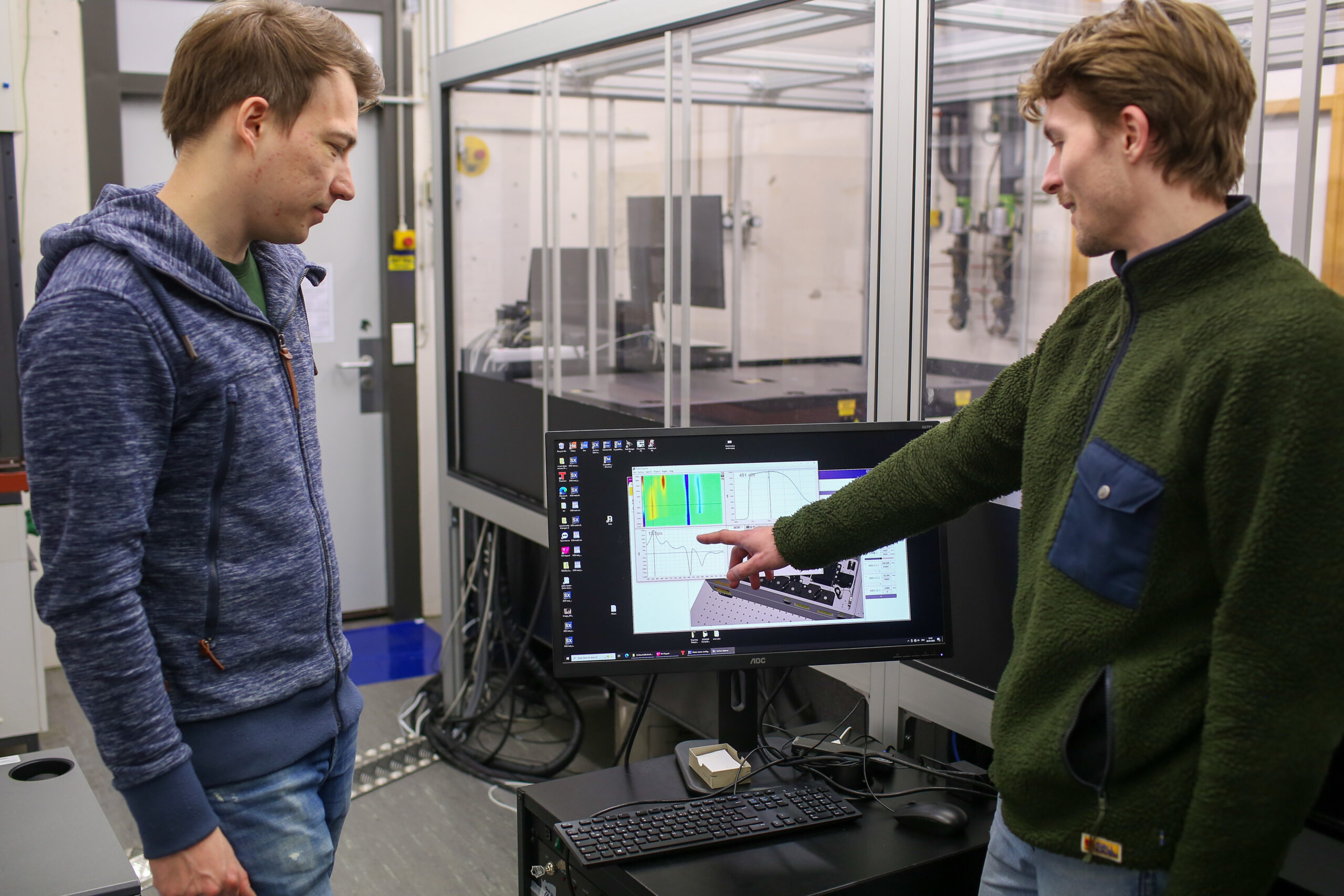 In their laser lab, Dominik Thiel (l.) and Phillip Greißel examine what happens to molecules when interacting with light. (Image: Phillip Greißel/Dominik Thiel)