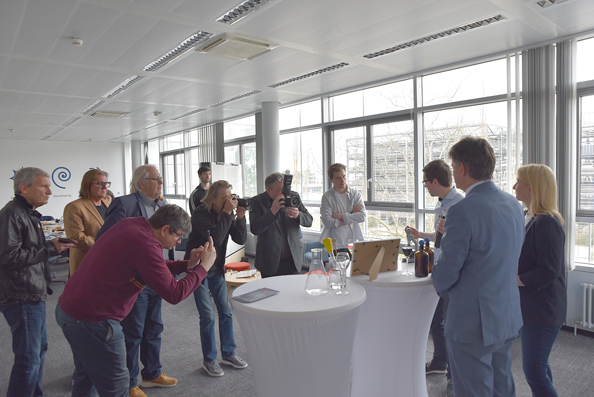 Journalists and photographers surround Präsdient Hornegger, Dr. Gmelch vom Saot and Birgit Baumgart, who is responsible for organizing the Schlossgartenfest.