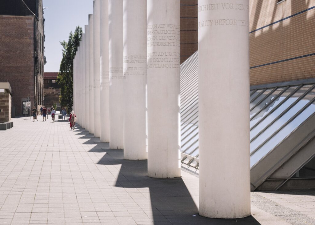 Straße der Menschenrechte vor dem Germanischen Nationalmuseum in Nürnberg