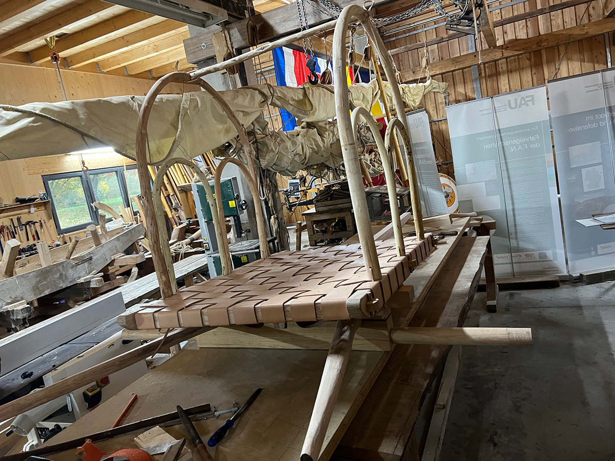 Mounted side bars on the leather base of the trolley.