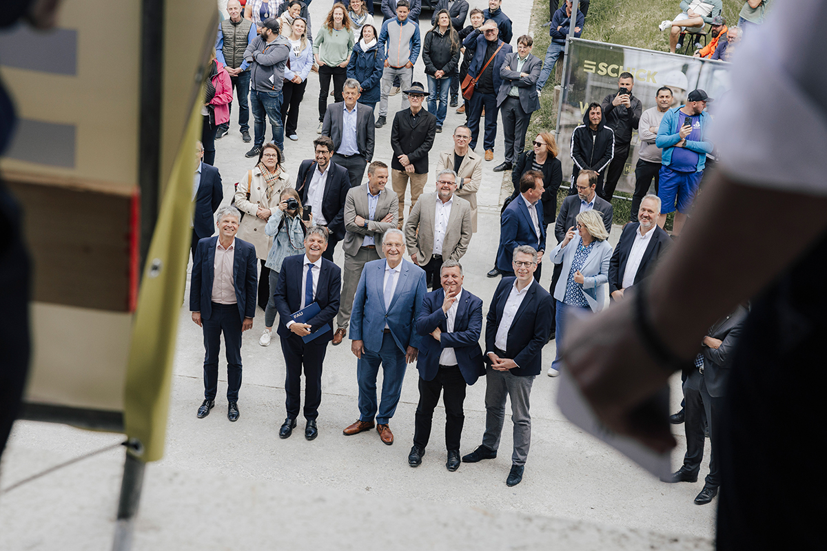 3 Ministers and fAU President in the audience.