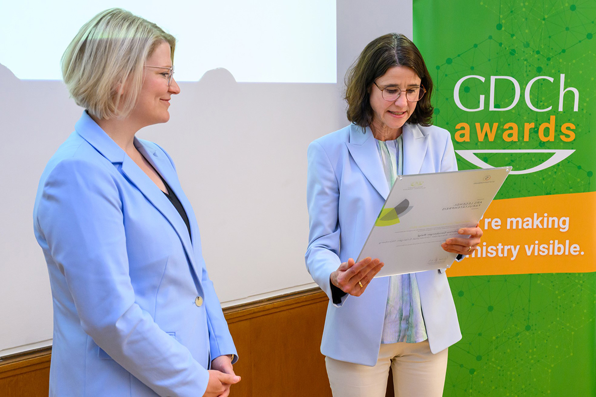 Dr. Katrin Hoenicke (right) presents the certificate to Dr. Gensberger-Reigl.