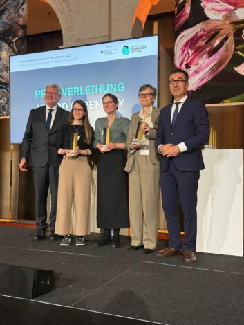 The award winners Sandra Wachter, Eva Pils and Ingrid Piller next to Robert Schlögl (left) and Cem Özdemir (right).