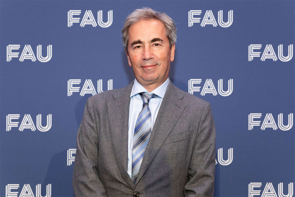 Photo of Günter Weiss in front of an FAU wall.