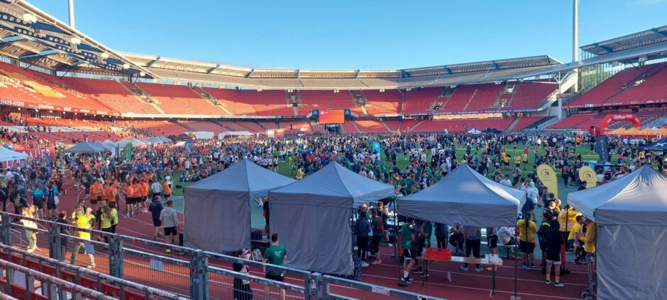 Zelte im Stadion und ganz viele Läufer