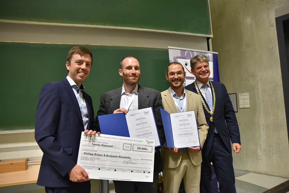 The winners, 2 young men, and Hornegger, a man in his 50s, and Gmelch, a young scientist, received a large check with the prize money of 20,000 euros and 2 certificates.