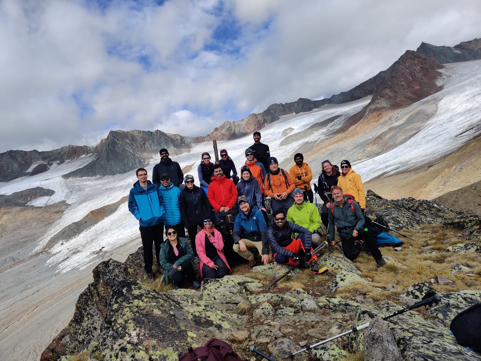 Gruppenfoto der Promovierenden auf einem Berggipfel.