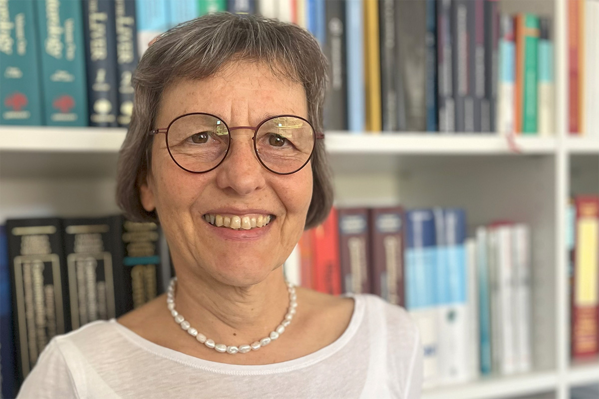 Portraitbild von Prof. Dr. Dorothee Volkert vor einem Bücherregal.
