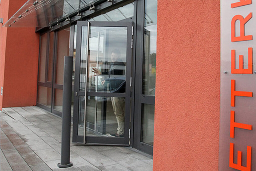 A man standing at a door at Am Wetterkreuz in Tennenlohe.