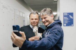 A cup with the President: Prof. Hornegger visits Prof. Dr. Kai Phillip Schmidt, Chair of Theoretical Physics.