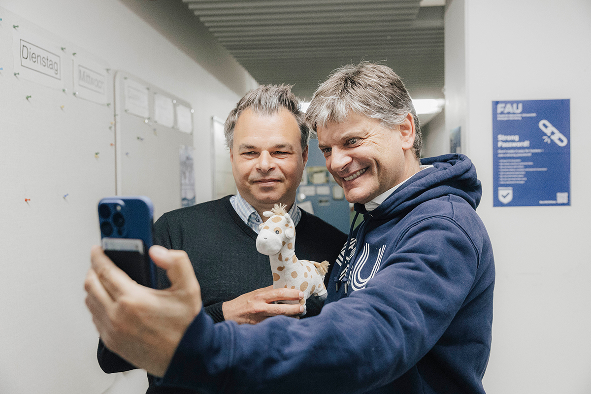 A cup with the President: Prof. Hornegger visits Prof. Dr. Kai Phillip Schmidt, Chair of Theoretical Physics.