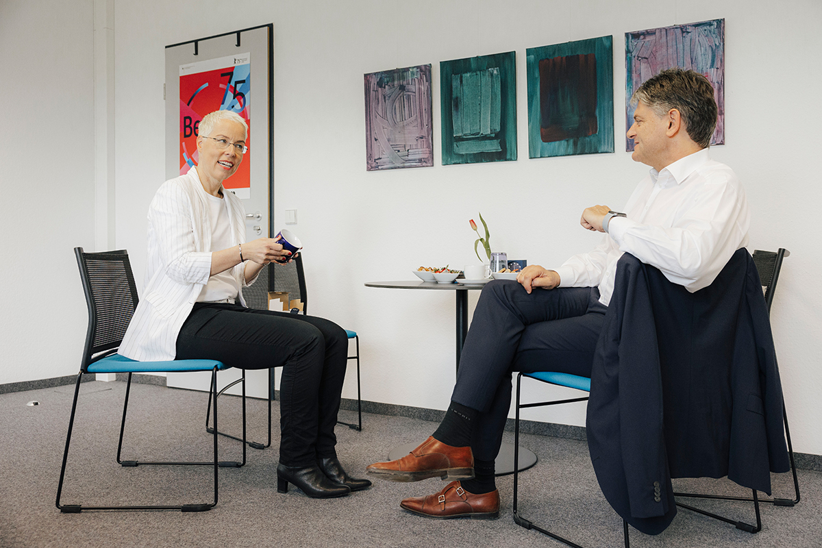 Prof. Weise and President Hornegger sitting at a table and talking to each other.