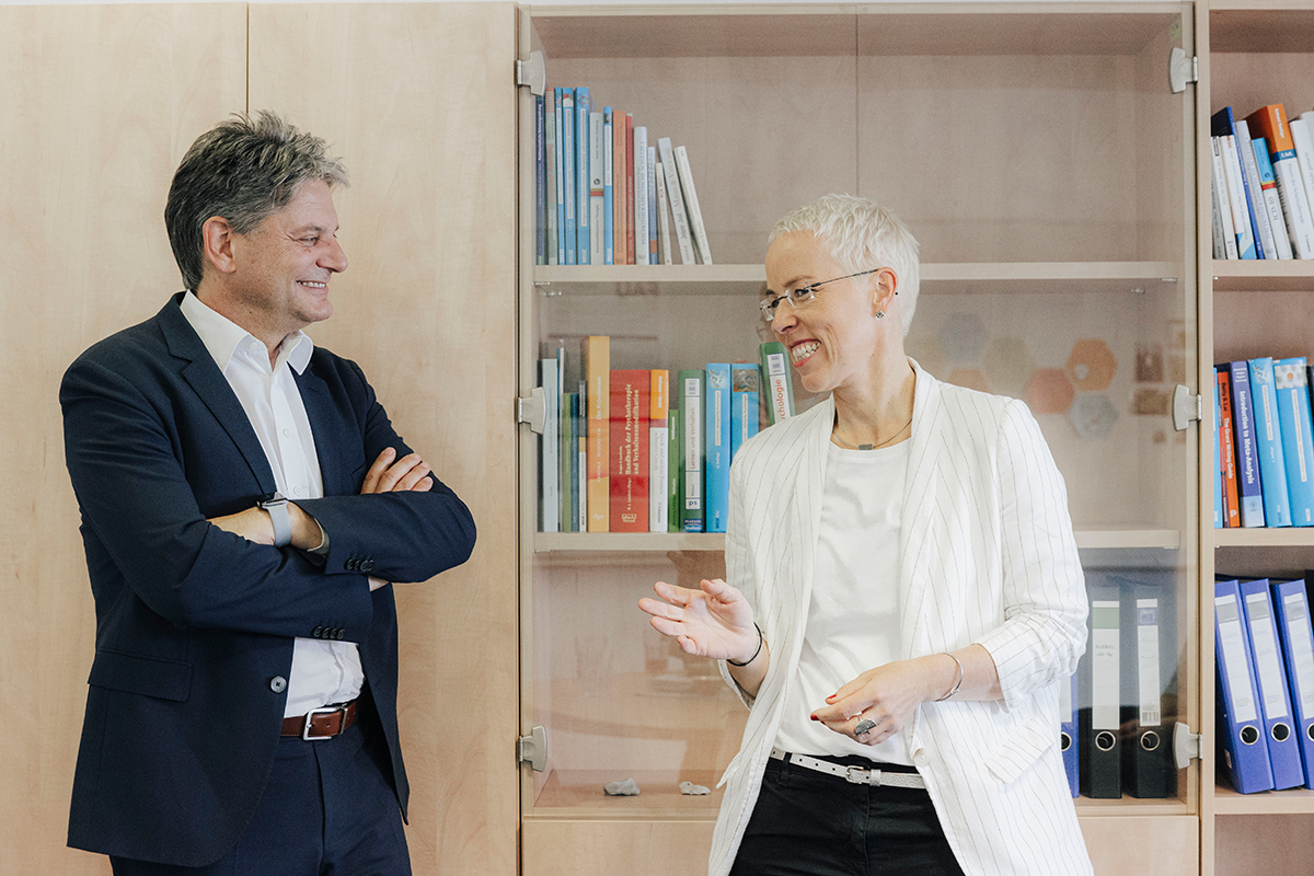 Prof. Weise and Joachim Hornegger standing next to each other, talking.