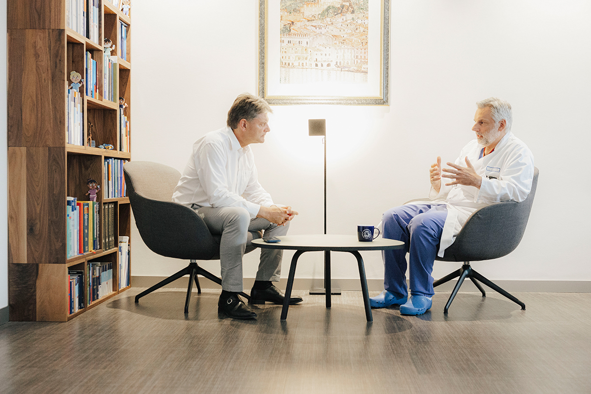 Prof. Dr. Schnell and Joachim Hornegger are sitting opposite of each other, talking.