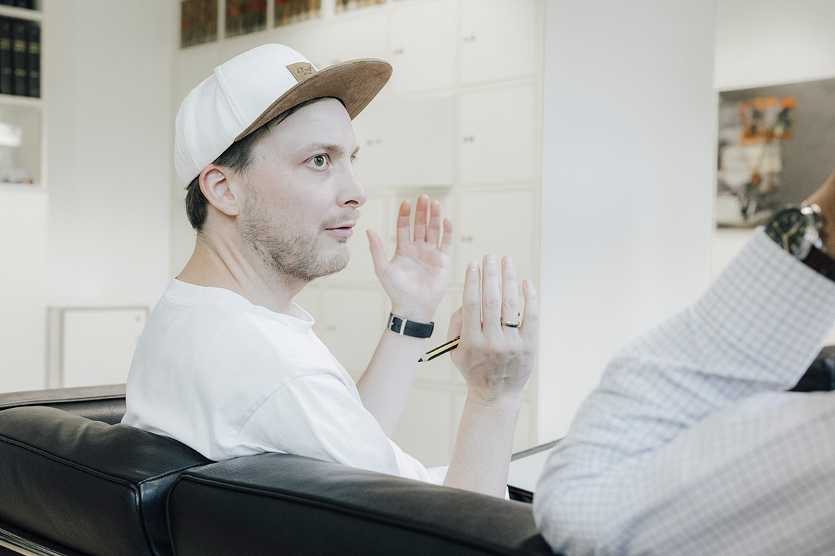 Prof. Reif in profile. He is holding up his hands and explaining something. He is looking at someone who is not visible in the photo.