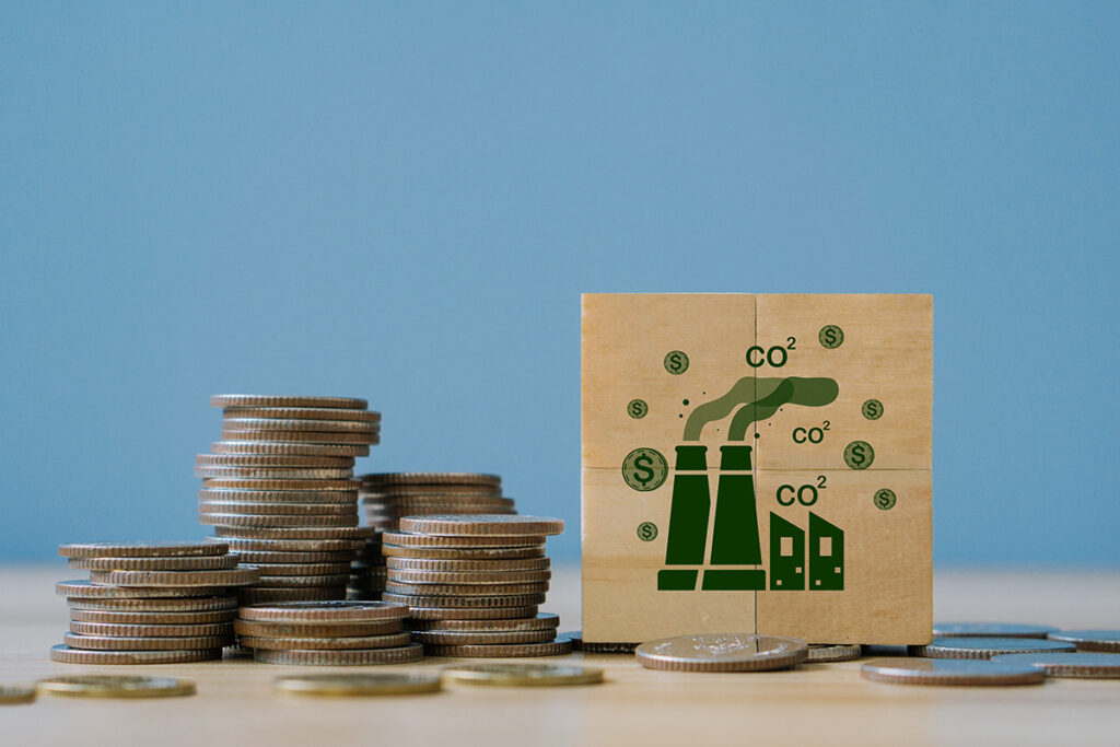 Konzept der grünen CO2-Steuer.Kohlendioxidsteuer, ökologische und soziale Verantwortung Geschäftskonzept. Besteuerung für Naturverschmutzung.Holzwürfel mit CO2 TAX Wort und Stapel Münze.