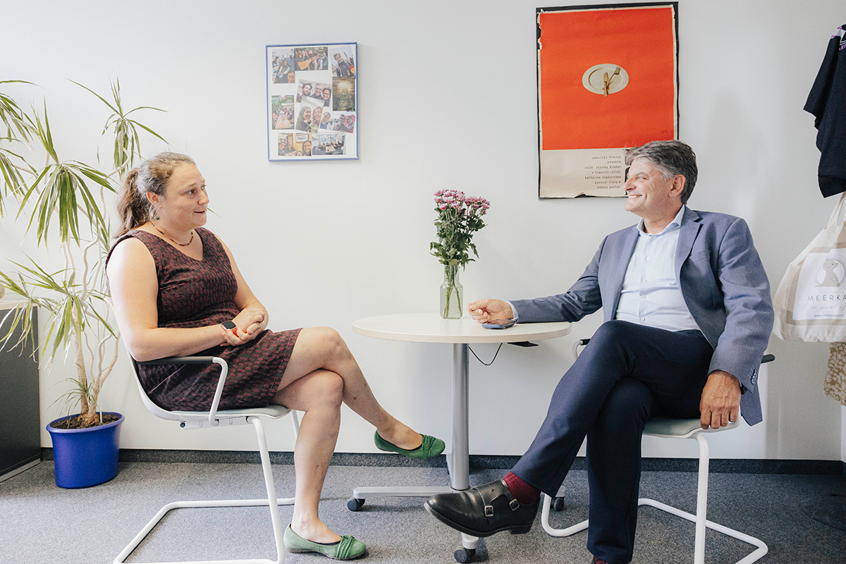 Prof. Hutter and Joachim Hornegger are sitting opposite of each other at a table in an office.
