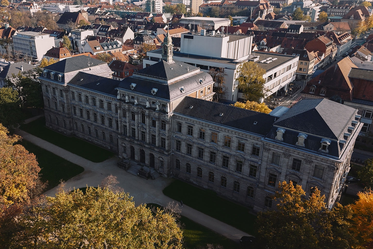 Luftbildaufnahme des Kollegienhauses, im Hintergrund die Bibliothek.