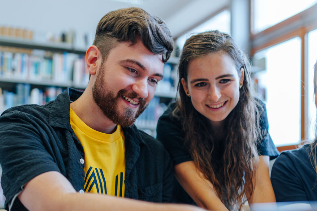 Studierende vor Laptop
