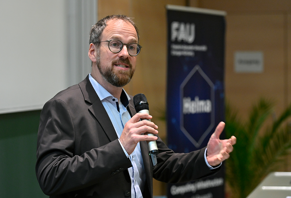 ERlangen's mayor gives a speech