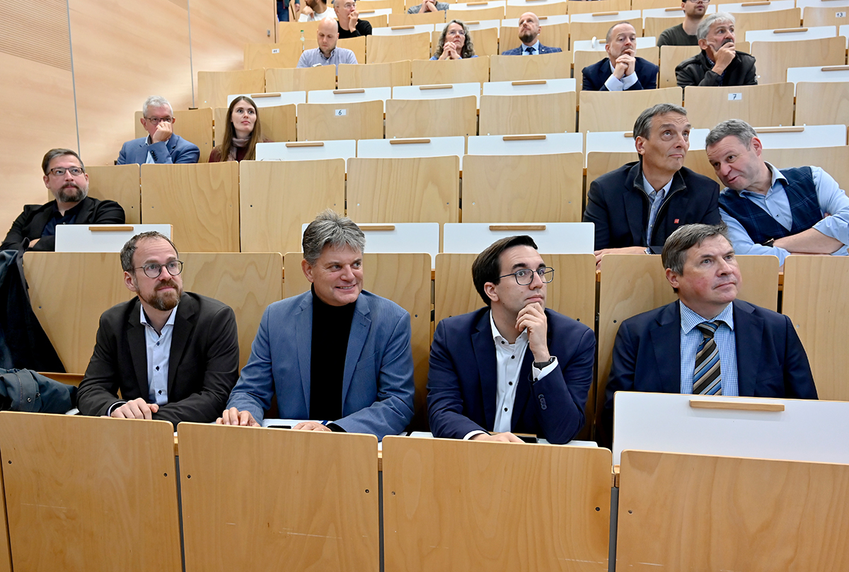 Guests from politics as well as the mayor of erlangen and the president of fAU on an auditorium bench