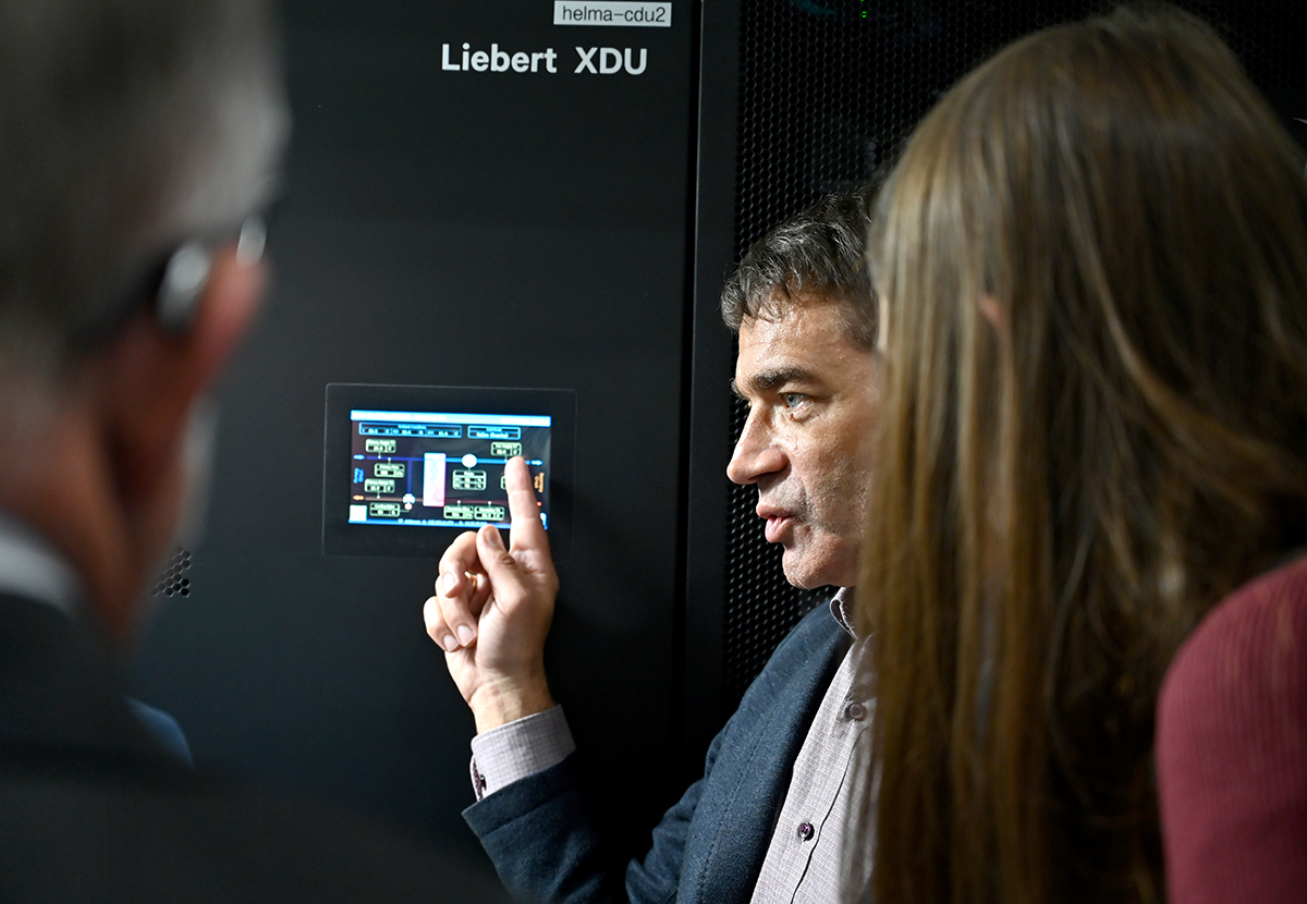 Wellein explains something