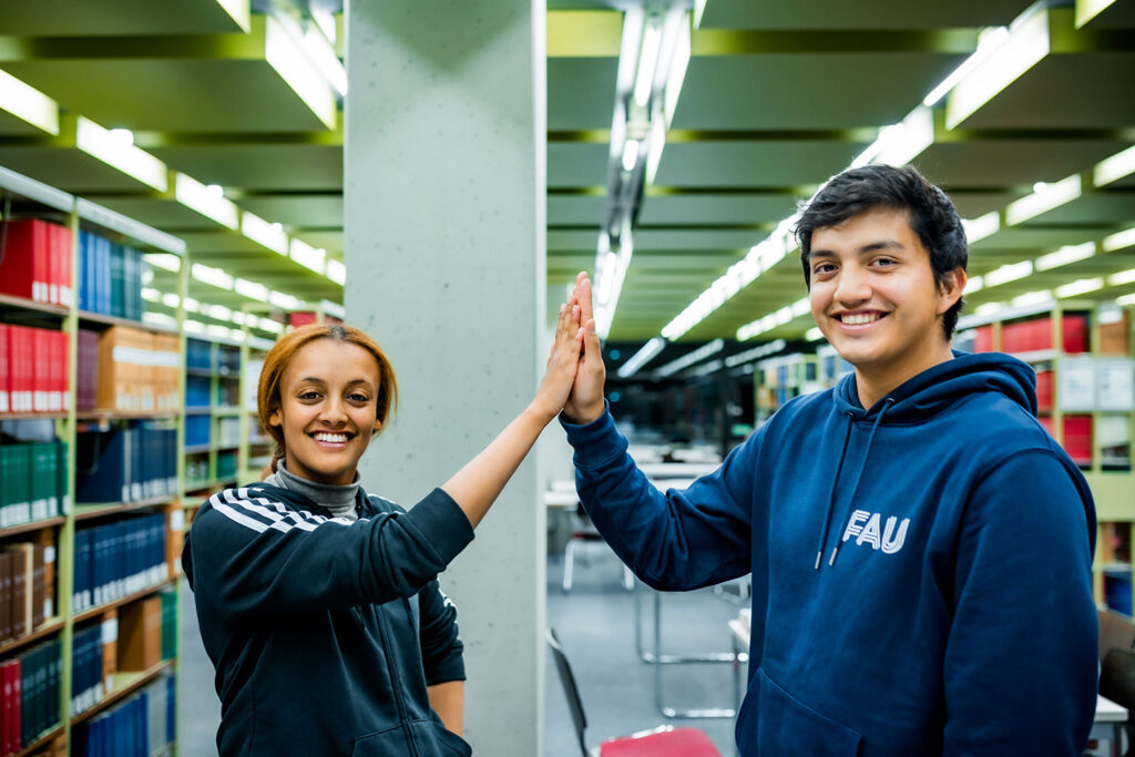 Eine Frau und ein Mann geben sich High-Five.