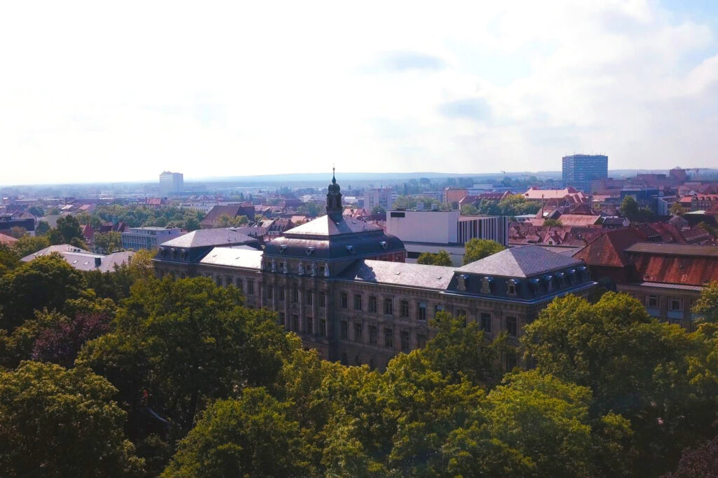 Schloss und Erlangen von oben aus der Luft aufgenommen