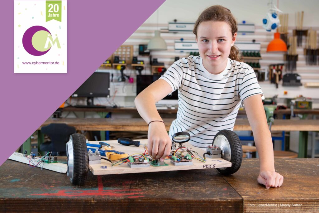 Junge Frau mit einem selbstgebautem Roboter.