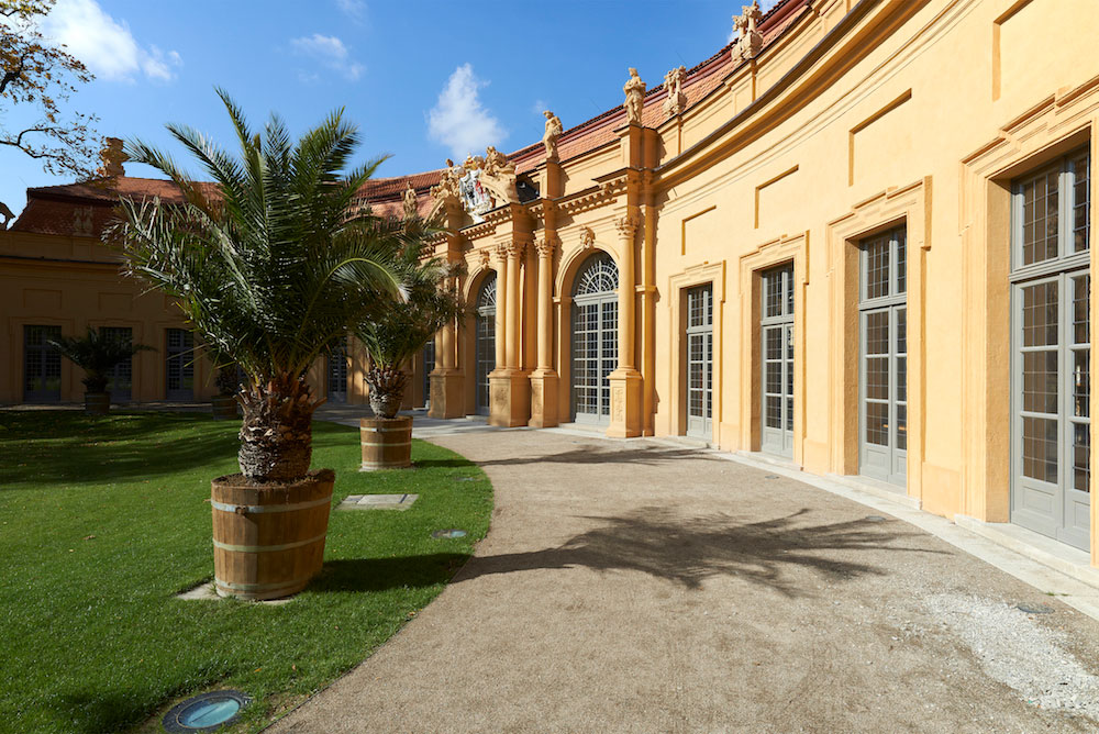 Die Orangerie von der Seite fotografiert.