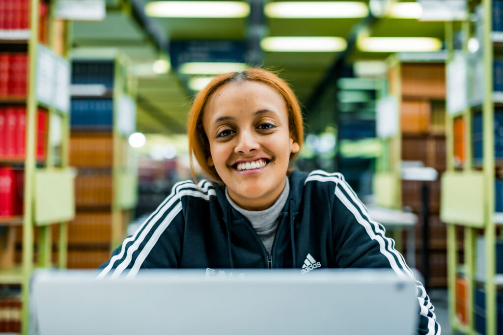 Frau sitzt vor Laptop